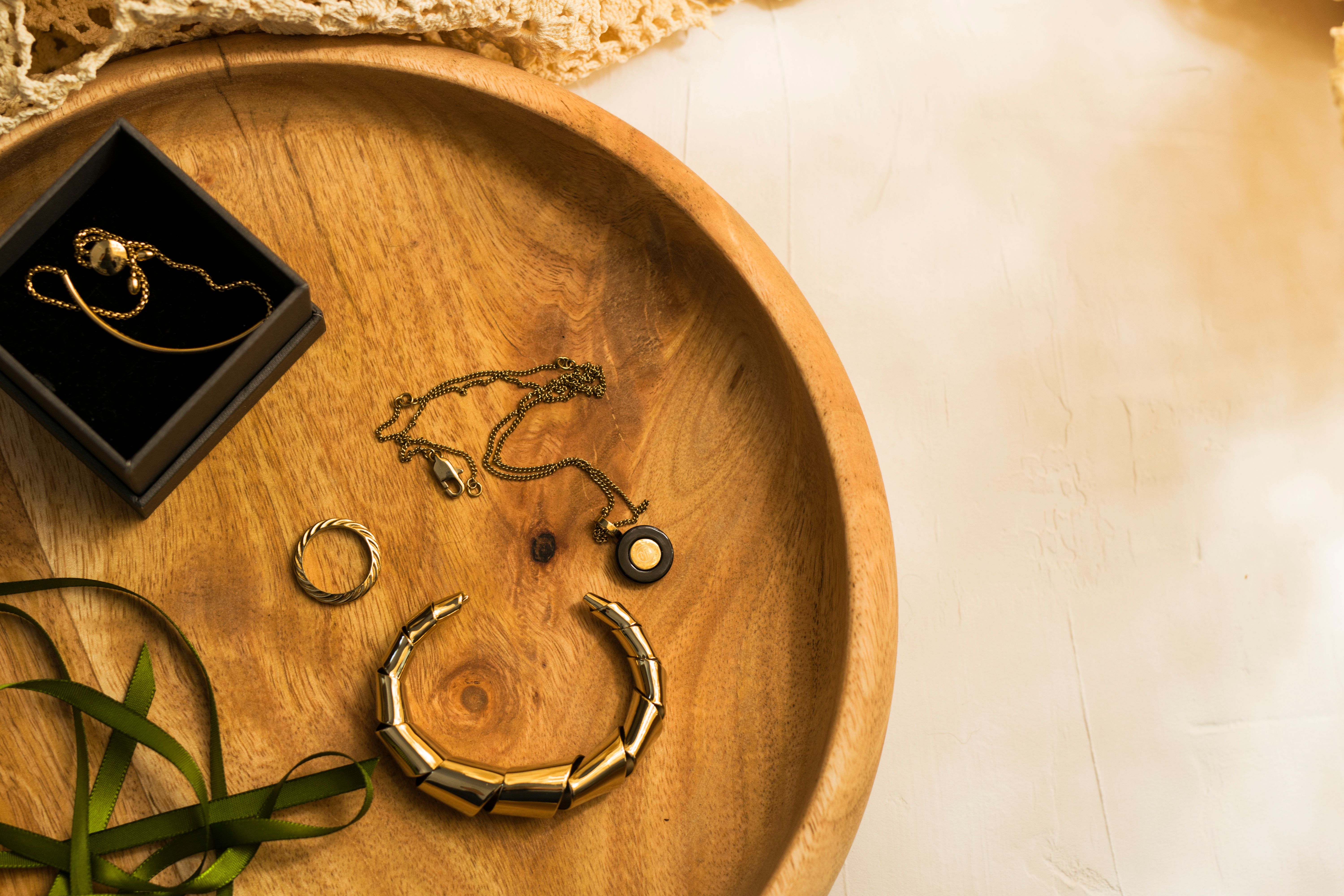 Gouden sieraden in een houten schaal